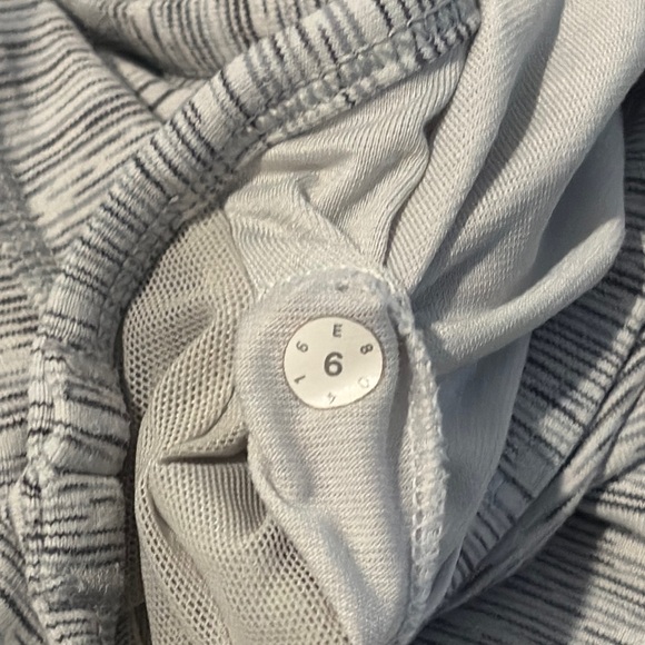Women's Lululemon Grey Top - Picture 4 of 4